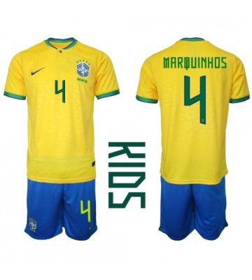 Brasilien Marquinhos #4 Replika Babytøj Hjemmebanesæt Børn VM 2022 Kortærmet (+ Korte bukser)